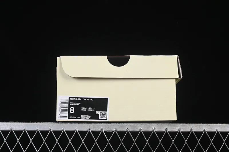 All categories Nk SB Dunk Series Nk SB Dunk Low High-end customized low-top sneakers Nike SB Dunk Low Stone Island joint beige and black stitching Anniversary high-end customized low-top casual sneakers JP8028-041